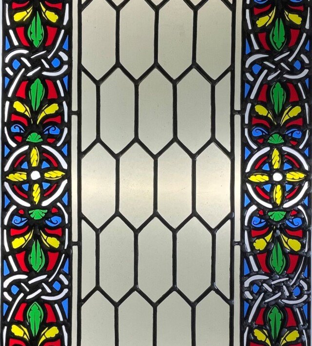 Vitrail à l’Inspiration Médiévale, 2023. Grisaille, verre et plomb installé dans une fenêtre en bois, 46,5 cm x 78 cm.