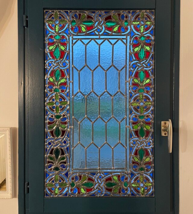 Vitrail à l’Inspiration Médiévale, 2023. Grisaille, verre et plomb installé dans une fenêtre en bois, 46,5 cm x 78 cm.