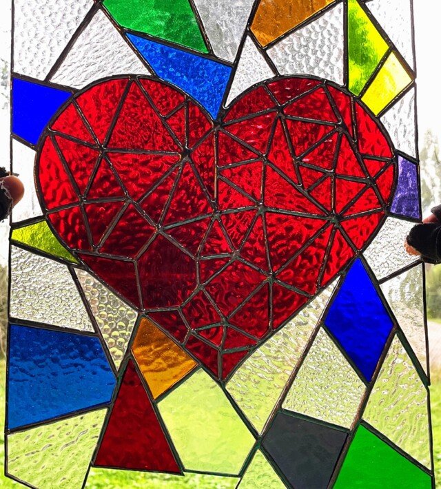 Vitrail inspiré de la mosaïque pour tournage de la série <a href="https://www.youtube.com/watch?v=kMg6SoORbp8">"Histoires de Sanofiens,"</a> 2024. Ruban de cuivre, verre et étain, 29,7 x 42 cm.